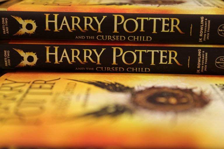 Cientos de fans hacen cola para comprar el nuevo libro "Harry Potter y el niño maldito"