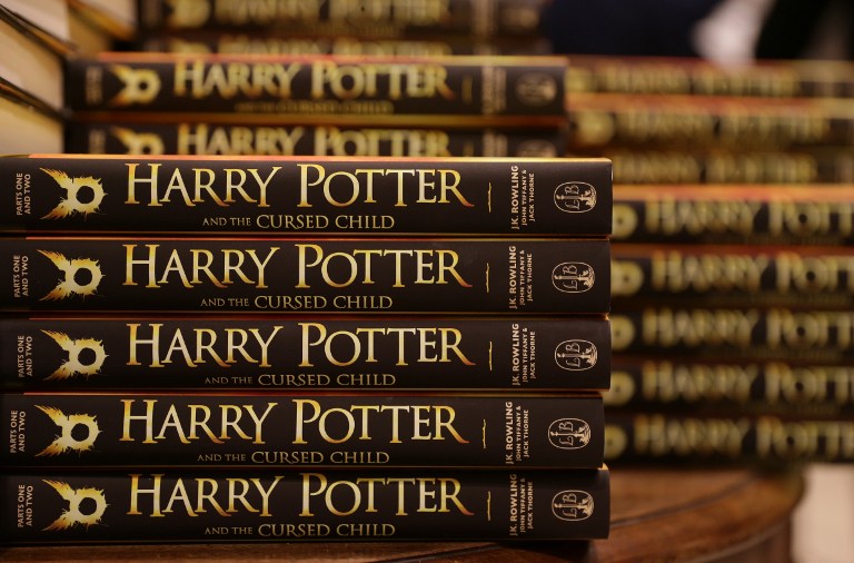 Cientos de fans hacen cola para comprar el nuevo libro "Harry Potter y el niño maldito"