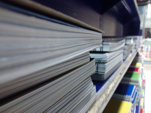 Estante de libretas y cuadernos de una librería de Caracas/Foto: Archivo Analítica