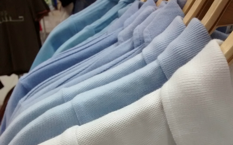 Chemises blancas y azules para los uniformes escolares/Foto: Analítica