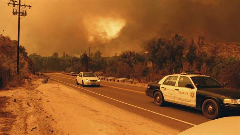Al menos 2.500 personas trabajan para la extinción de las llamas que han ocasionado el colapso de 18 edificios, a lo que las autoridades de California declaran emergencia local/ Foto: EFE
