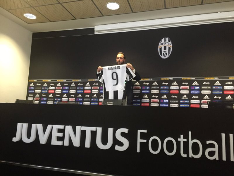 El delantero Gonzalo Higuaín aseguró que "no quería estar un minuto más con De Laurentis", el presidente del Nápoles, club que traspasó al argentino a la Juventus por 90 millones de euros