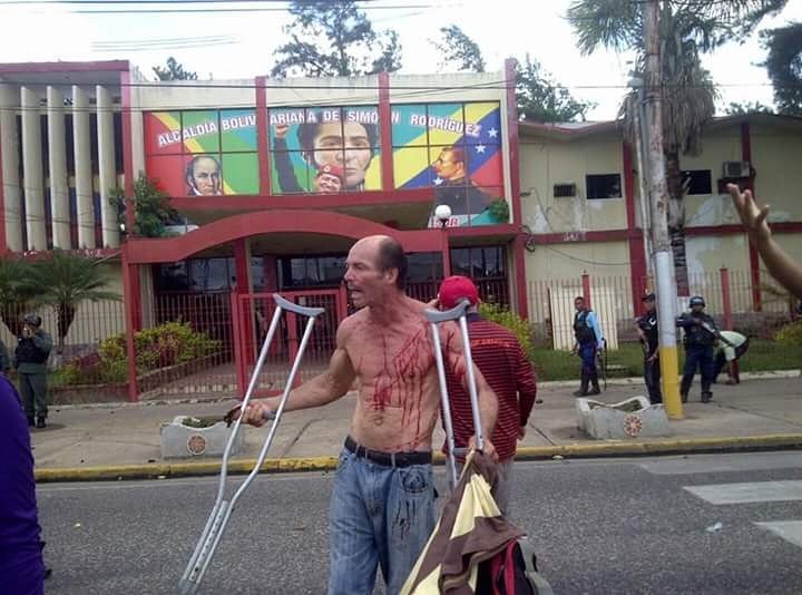 Los consumidores, que pernoctaron desde la madrugada de este jueves a las afueras de un establecimiento comercial en El Tigre, reportaron varias personas detenidas por la GNB/ Foto: Ysamira Salazar
