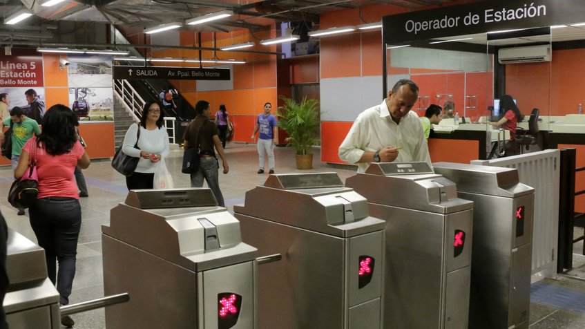 La instalación de torniquetes comenzó en la estación La Hoyada, que contarán con 13 nuevos equipos, informó el ministro para Transporte y Obras Públicas, Luis Sauce