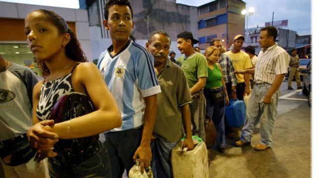 Seis de cada diez ciudadanos en Venezuela deben hacer colas hasta de ocho horas para abastecerse, según Anauco, ONG de defensa de los consumidores/ Foto: Referencial