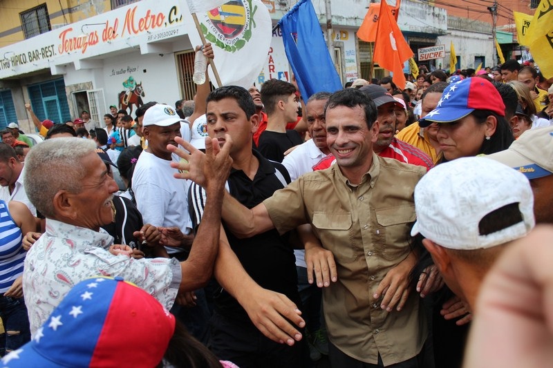 Atacan concentración de Capriles