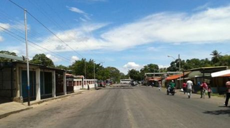Despes tempranas horas de la mañana lugareños están apostados en la Troncal 9, sin dar paso vehícular a las ciudades de Cumaná y Carúpano/ Foto: Cortesía