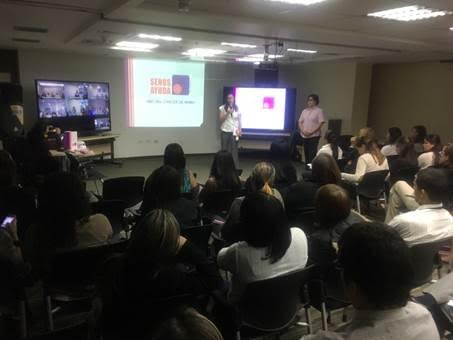 Blanca Blanco, VP de Mercadeo y Comunicaciones de Banplus, junto a Blanca Siso, psicóloga y facilitadora de SenosAyuda, inician la charla “El ABC del cáncer de mama”