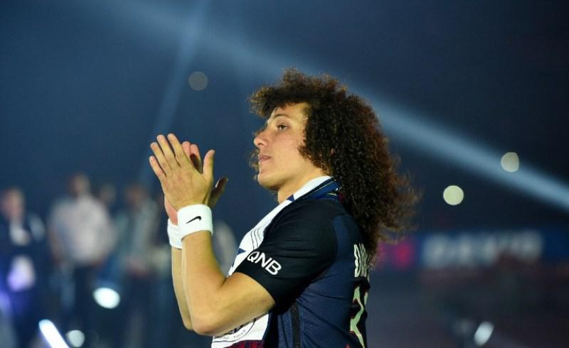 El París SG y el Chelsea alcanzaron un acuerdo para el traspaso del defensa brasileño David Luiz al club londinense, informaron este miércoles ambas partes