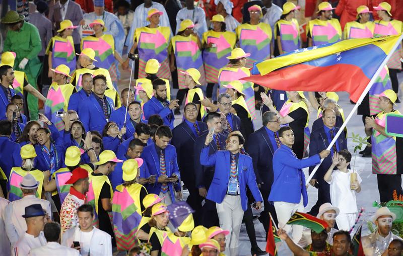 El esgrimista Rubén Limardo, ganador de medalla de oro en Londres 2012, encabezó a los atletas nacionales portando la bandera de Venezuela