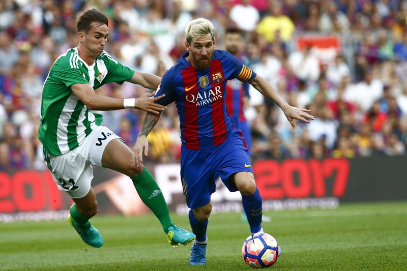 El campeón inició la defensa del título con un contundente victoria (6-2) en el Camp Nou, un escenario que Leo Messi convirtió esta tarde en el sitio de su recreo