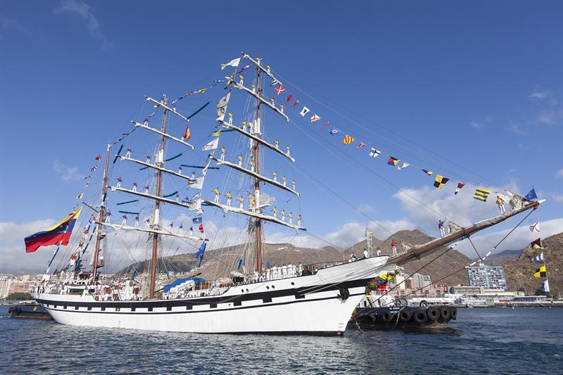 El buque-escuela Simón Bolívar de la Armada Nacional Bolivariana de Venezuela, atracó este jueves en el puerto de Santa Cruz de Tenerife tras haber ganado en la "Tall Ships Races"