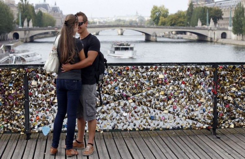 La lucha de París para acabar con los "candados de amor", que las parejas cuelgan para expresar su idilio en los puentes que atraviesan el Sena, se ha reforzado con una nueva campaña que insiste tanto en la seguridad como en el respeto al patrimonio.