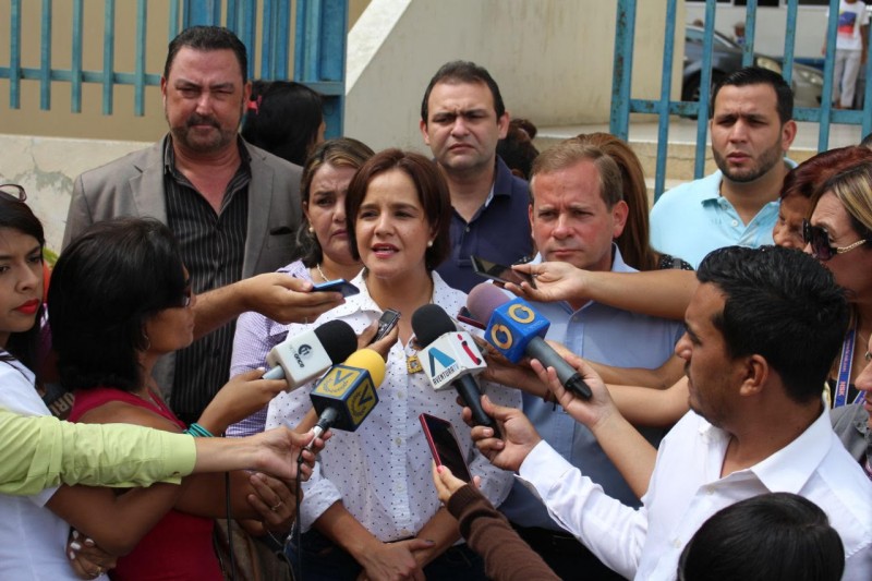 Los diputados Juan Pablo Guanipa y Karin Salanova visitaron las instalaciones del Hospital Chiquinquirá de Maracaibo para constatar la situación del nosocomio