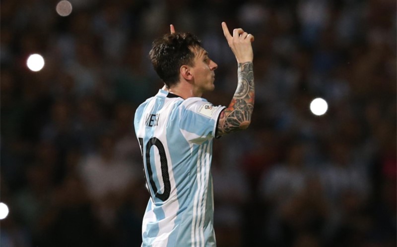Messi, futbolista del Barcelona, confirmo este viernes mediante un comunicado de su equipo de prensa que continuará jugando con la selección argentina