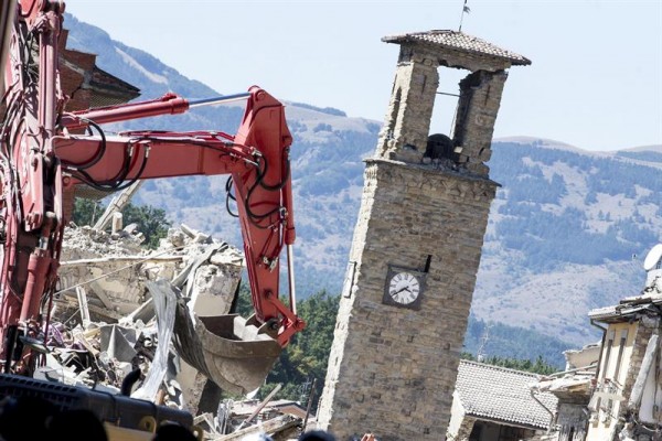 Bomberos trabajan con una excavadora cerca de las ruinas de la Torre Cívica en Amatrice, región de Lazio/ Foto: EFE