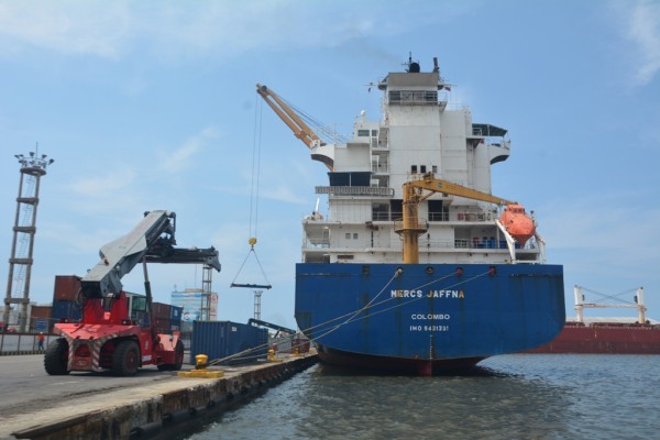 Desembarcan comida y medicinas en Pto Cabello