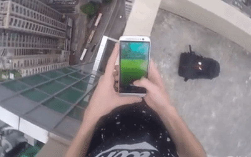 Pokémon GO: Joven busca pokemones en la cima de un rascacielos