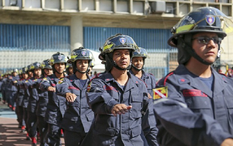 Maduro, anunció un aumento de 50% de las tablas salariales para todos los bomberos del país