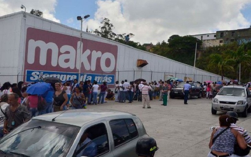Más de cuatro horas para pagar los productos tuvieron que soportar los compradores que se dirigieron este martes a la mayorista Makro, en la carretera Panamericana