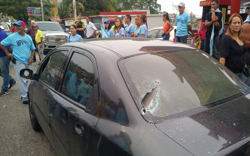 Sujetos encapuchados causaron daños al vehículo de Simón Calzadilla