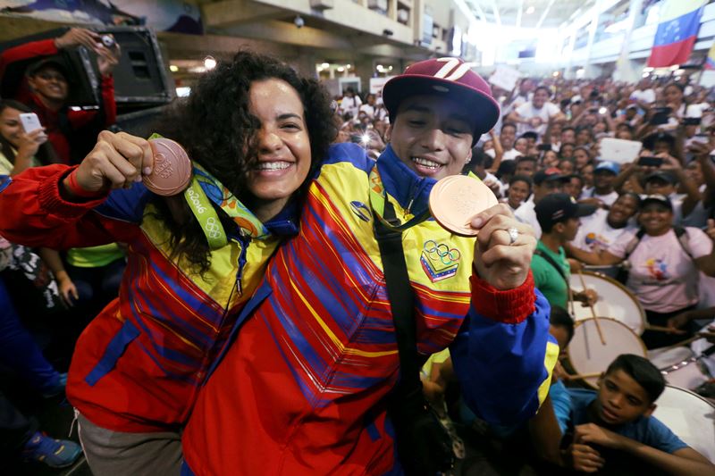 Los atletas venezolanos que participaron de la ceremonia de clausura de los Juegos Olímpicos de Río de Janeiro fueron recibidos en el aeropuerto Simón Bolívar