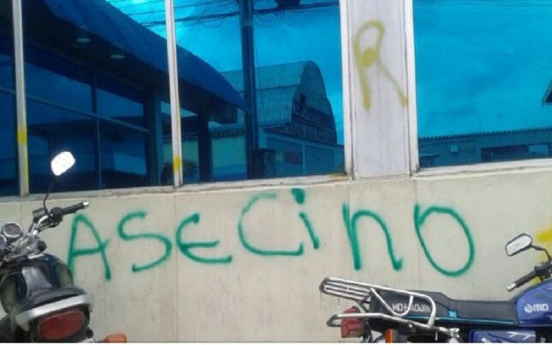 Un grupo de motorizados rayó este viernes las paredes de la fachada del diario la Nación en San Cristóbal, estado Táchira