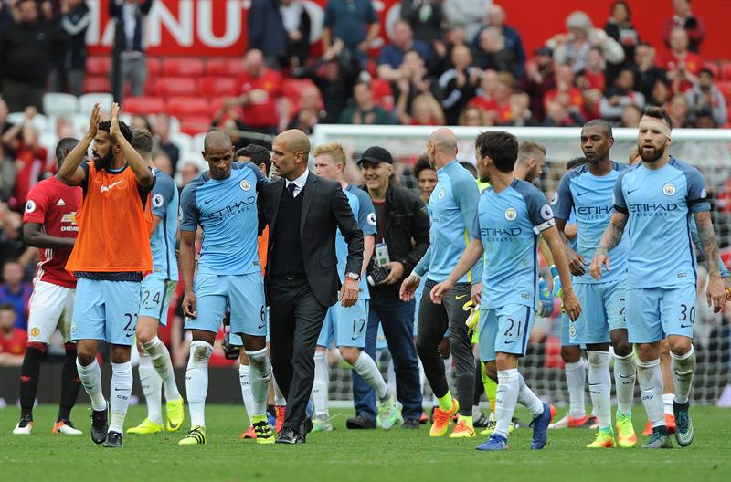 El City sometió al United en el derbi de Manchester, acogido en Old Trafford (1-2), que contempló el nuevo cara a cara entre Pep Guardiola y Jose Mourinho