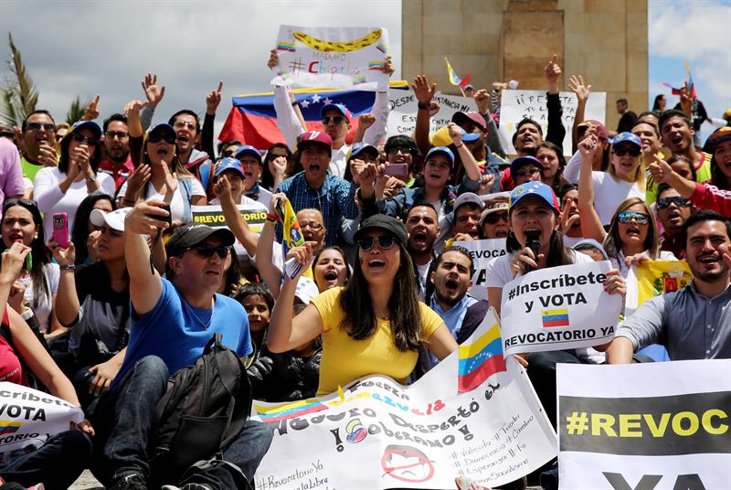 Venezolanos en Bogotá protestan exigiendo el revocatorio