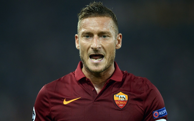Francesco Totti, admitió en una carta abierta que "hubo un momento, hace doce años" en el que consideró la posibilidad de dejar el Roma