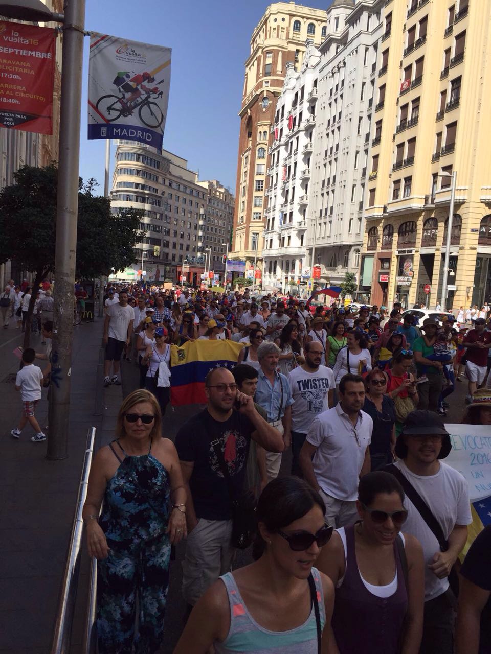 Venezolanos en Madrid protestan exigiendo Revocatorio