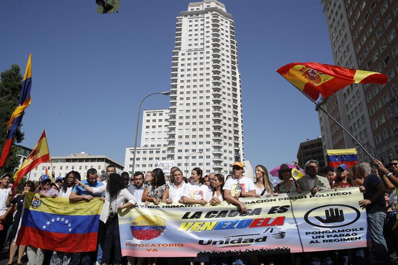Venezolanos en Madrid protestan exigiendo Revocatorio