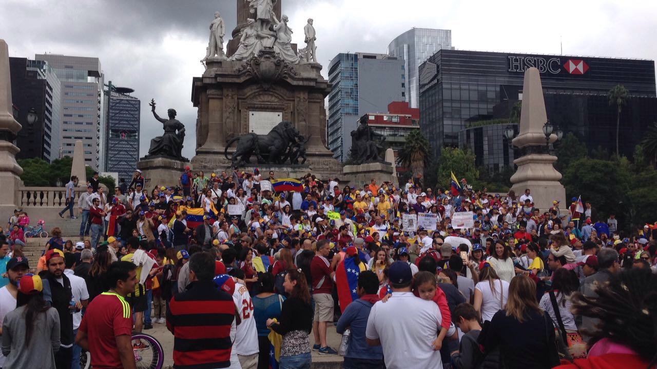 Venezolanos en Ciudad de México exigen revocatorio