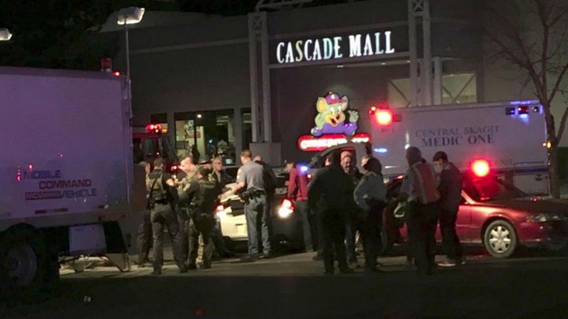 Las otras víctimas mortales son cuatro mujeres por el tiroteo, a las que el atacante disparó con un rifle en almacenes del centro comercial antes de huir