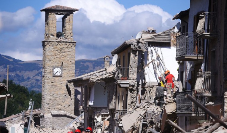 Tras la publicación del pasado 2S del semanario francés, el alcalde de Amatrice, Sergio Pirozzi, consideró las gráficas como “sátira desagradable”/ Foto: Referencial