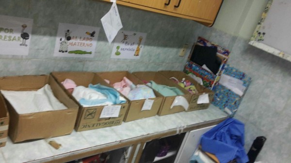 Unas cajas sirven de cunas para los recién nacidos en la sala de neonatología y pediatría del Hospital Dr. Domingo Guzmán Lander, organismo adscrito al Instituto Venezolano de los Seguros Sociales (Ivss), ubicado en el sector Las Garzas de Barcelona