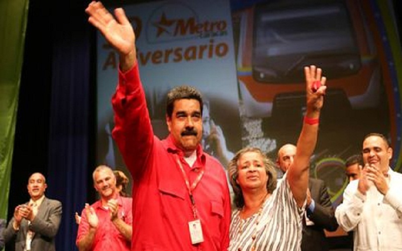 El presidente Nicolás Maduro, recibió este jueves un reconocimiento del Metro de Caracas por 25 años de servicio