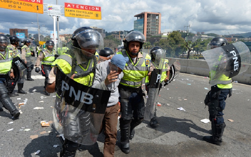 Reportera denuncia que presunto PNB le robó su equipo fotográfico