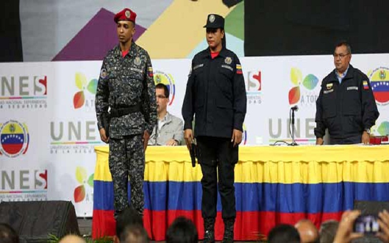 Maduro presentó este miércoles los dos nuevos modelos de uniformes que utilizarán los funcionarios de la Policía Nacional Bolivariana (PNB)