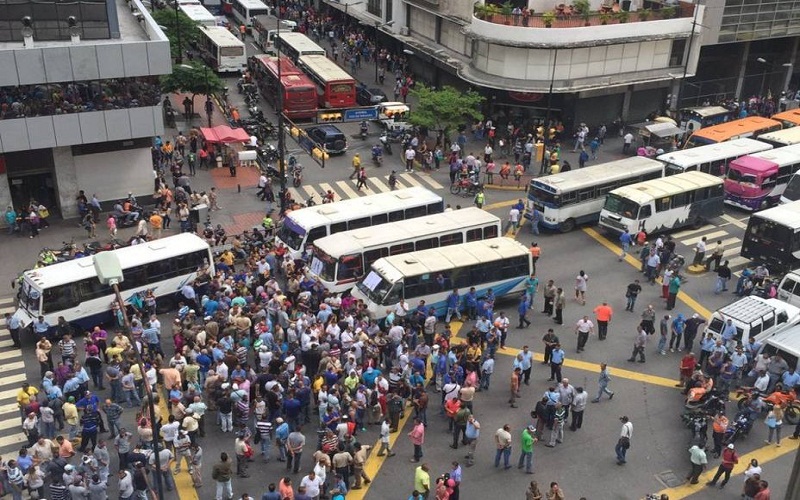 Tras ocho horas de tranca pasadas las cuatro y media de la tarde los transportistas decidieron levantar la protesta