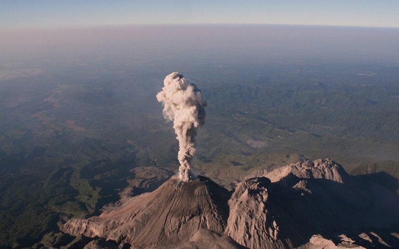 En las últimas horas, el volcán Santiaguito, ubicado en Guatemala, registró dos explosiones fuertes