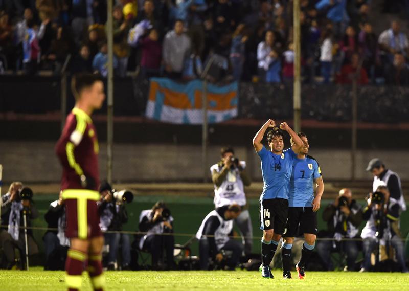 Uruguay golea 3-0 a Venezuela y sigue puntero en clasificatorio sudamericano