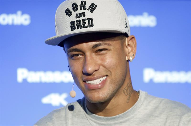 "Si ellos no son felices así, solo pueden dar codazos y patadas. Yo no voy a cambiar mi juego", ha dicho Neymar, delantero del Barcelona