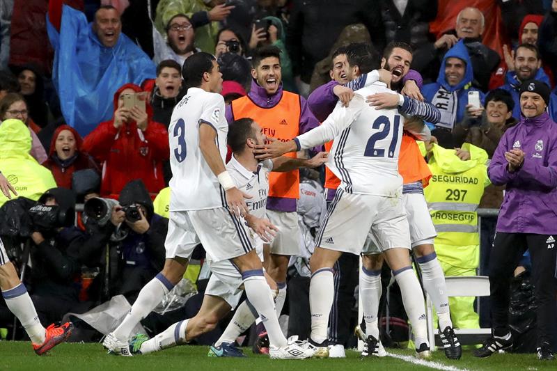 Álvaro Morata se puso de nuevo el traje de salvador y con un gol postrero devolvió el liderato al Real Madrid, que obtuvo una victoria complicada ante Athletic (2-1)