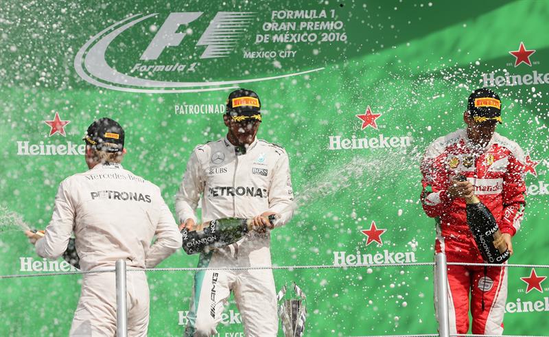 El británico Lewis Hamilton (Mercedes) dominó de punta a punta el Gran Premio de México y su compañero el alemán Nico Rosberg lo siguió en el podio