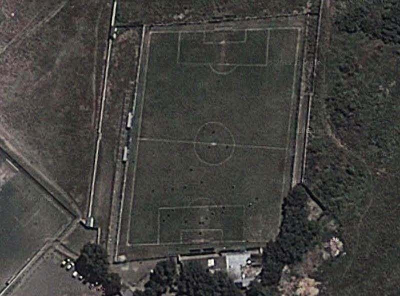 El Club Social y Deportivo Liniers, cuyo estadio se emplaza en el círculo metropolitano de Buenos Aires, deberá enderezar su terreno de juego, que tiene forma de trapecio