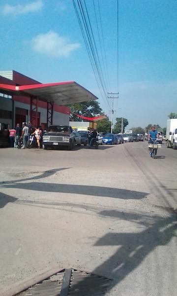 Colas en Maracay por gasolina/Foto: Corresponsalía