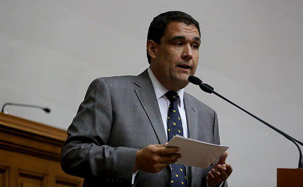 El parlamentario afirmó que lo que si involucra el mecanismo es que “el pueblo le quita (a Maduro) su confianza y controla su ejercicio del poder”