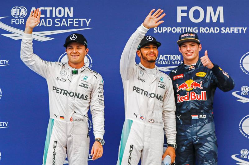 Hamilton, que en Singapur cedió el liderato del Mundial de Fórmula Uno a su compañero y rival alemán Nico Rosberg, respondió con brillantez en Sepang