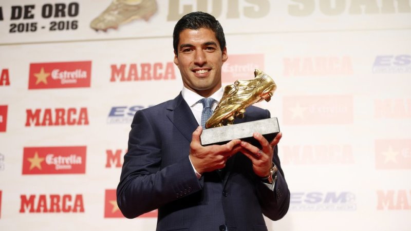 El jugador uruguayo del Barcelona Luis Suárez ha recibido este jueves su segunda Bota de Oro, que le acredita como máximo goleador del curso 2015-16
